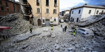 Pueblo de Italia devastado por terremoto.