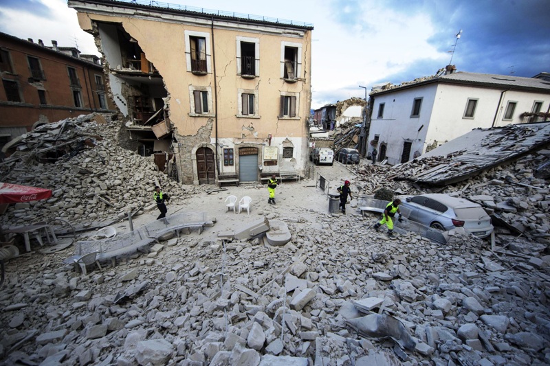 Pueblo de Italia devastado por terremoto.