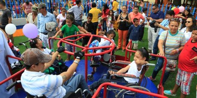 Público divirtiéndose en el remodelado Parque San Patricio de Manta. Manabí, Ecuador.