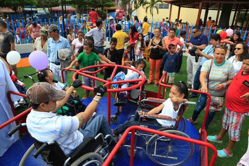 Público divirtiéndose en el remodelado Parque San Patricio de Manta. Manabí, Ecuador.