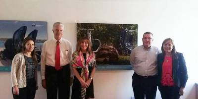 Gil Malo y Gloria Navas (der.), de Ayasa, y los funcionarios de Renault Juan Carlos Duque, Gwenelle Le-Meur y Sandra Domahovski.