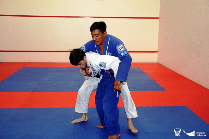 Ejercicio de jiu-jitsu en el gimnasio del Hotel Oro Verde de Manta. Manabí, Ecuador.