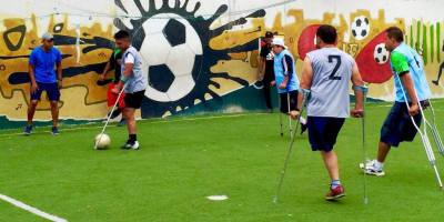 Fútbol en muletas en una cancha de Manta. Manabí, Ecuador.