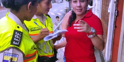 Agentes policiales mujeres instruyen a una congénere sobre cómo usar el "botón de seguridad". Manabí, Ecuador.