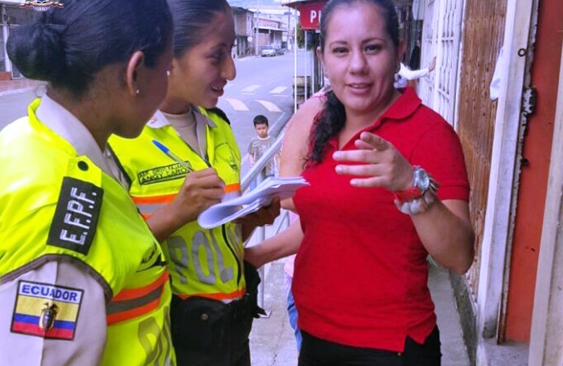 Agentes policiales mujeres instruyen a una congénere sobre cómo usar el "botón de seguridad". Manabí, Ecuador.