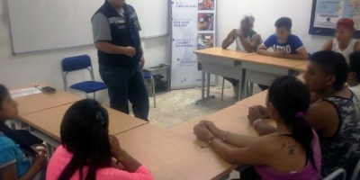 Policía nacional capacita en autocontrol a jóvenes de Montecristi. Manabí, Ecuador.