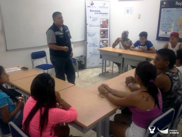 Policía nacional capacita en autocontrol a jóvenes de Montecristi. Manabí, Ecuador.