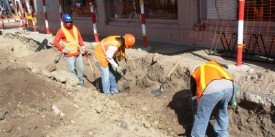 Obreros trabajan en la regeneración de la Calle 13 de Manta. Manabí, Ecuador.
