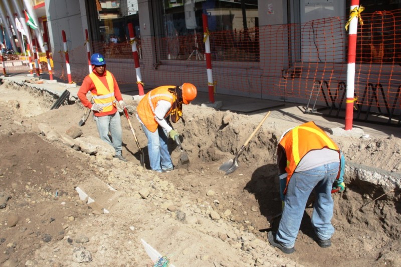 Obreros trabajan en la regeneración de la Calle 13 de Manta. Manabí, Ecuador.