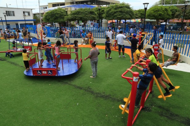 Panorámica del remodelado Parque San Patricio de Manta. Manabí, Ecuador.