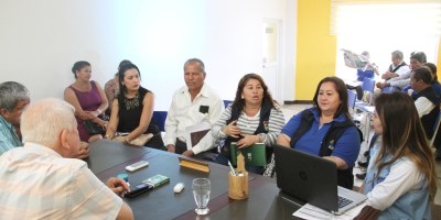 Miembro de un programa de la ONU, Sofía Panchi, en entrevista con alcalde del Cantón Bolívar. Manabí, Ecuador.