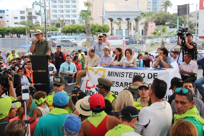 Acto público entrega-recepción bonos para reconstruir viviendas dañadas en terremoto, Manta. Manabí, Ecuador.