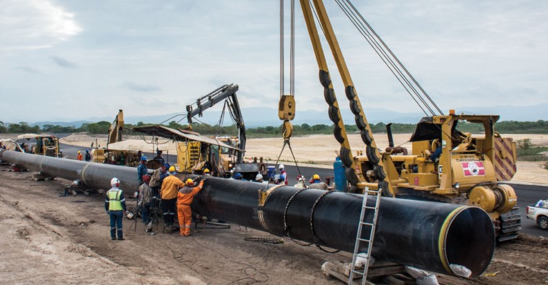 Acueducto en construcción para abastecer a la Refinería del Pacífico en Manta. Manabí, Ecuador.
