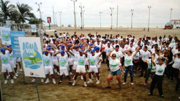 Ejercitando el cuerpo para limpiar las playas, Manta. Manabí, Ecuador.