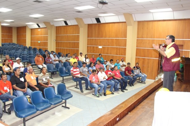 Capacitación en seguridad laboral a obreros municipales de Manta. Manabí, Ecuador.
