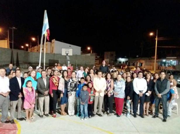 Alcalde y concejales de Manta posan con moradores del Barrio 15 de Septiembre. Manabí, Ecuador.
