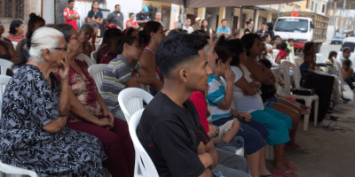 Moradores del Barrio Buenos Aires de Manta, en un cine foro municipal. Manabí, Ecuador.
