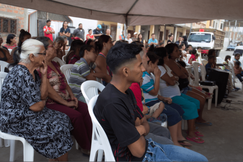 Moradores del Barrio Buenos Aires de Manta, en un cine foro municipal. Manabí, Ecuador.