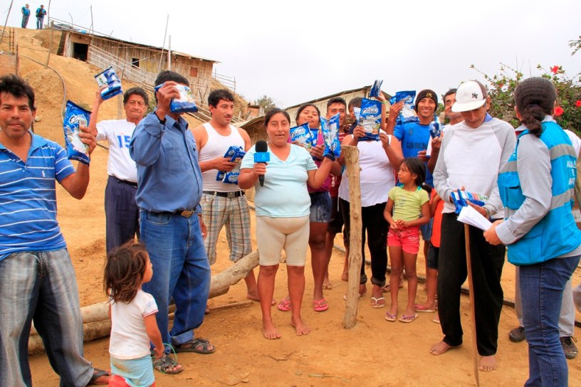 Pobladores de zona rural de Manta reciben leche en polvo donada por ganaderos de Sierra y Oriente. Manabí, Ecuador.