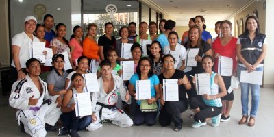 Mujeres de Manta reciben certificado de haber completado un curso de jiu-jitsu. Manabí, Ecuador.