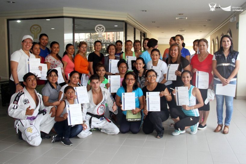 Mujeres de Manta reciben certificado de haber completado un curso de jiu-jitsu. Manabí, Ecuador.