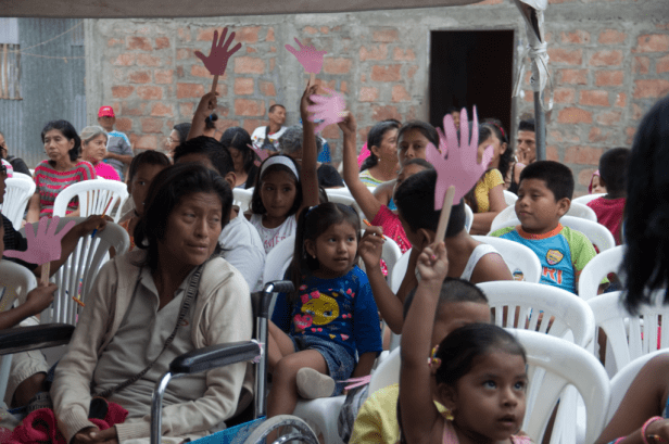 Niños participan en una dinámica de grupos en el Barrio Buenos Aires de Manta. Manabí, Ecuador.