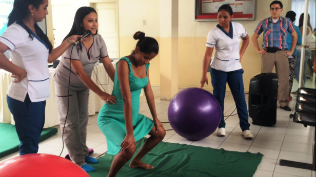 Ejercicios asistidos para facilitar un parto sin complicaciones. Manta, Ecuador.