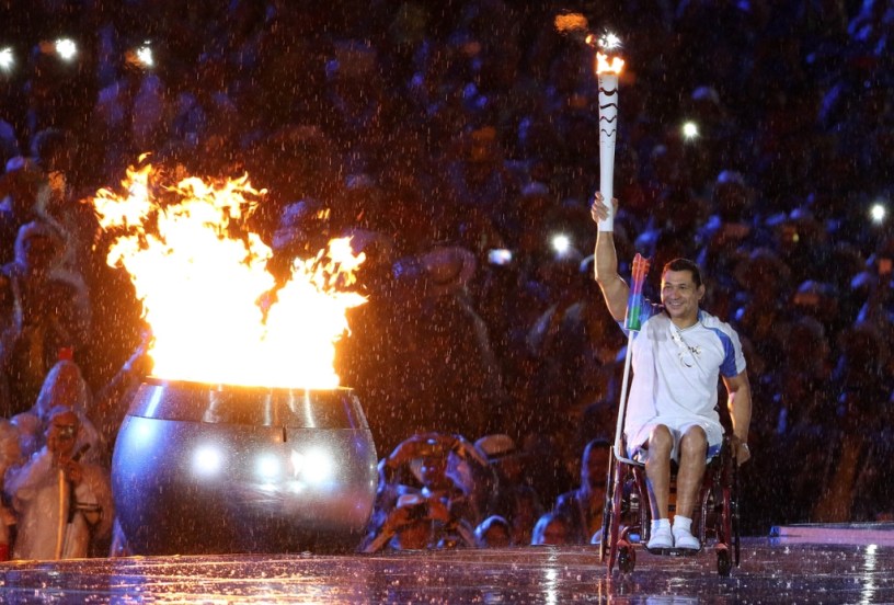 Clodoaldo, el Tiburón de las Piscinas, en el encendido del pebetero de los Juegos Paralímpicos Río 2016.