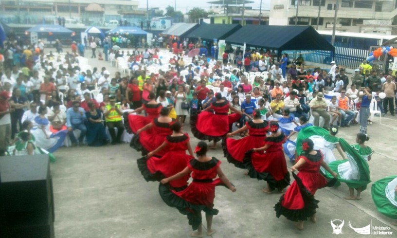 Bailarinas en una coreografía folclórica durante feria policial en El Carmen. Manabí, Ecuador.