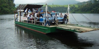 Gabarra municipal Simón Velásquez Álava, flotando en la represa La Esperanza del Cantón Bolívar. Manabí, Ecuador.