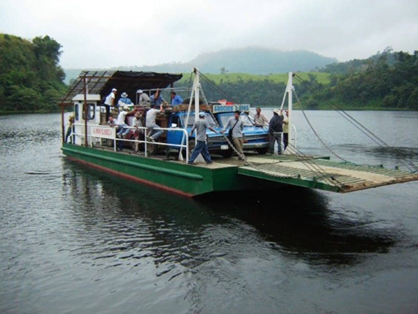 Gabarra municipal Simón Velásquez Álava, flotando en la represa La Esperanza del Cantón Bolívar. Manabí, Ecuador.