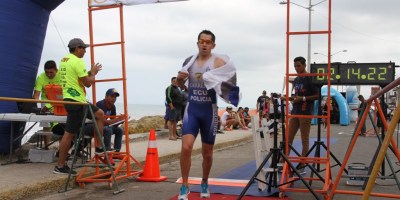 Cruzando la meta, Gonzalo Correa el ganador absoluto del triatlón GIR solidario de Crucita. Manabí, Ecuador.