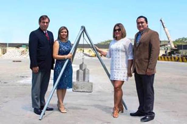 Colocan primera piedra del centro de distribución ANDEC en Guayaquil, Ecuador.