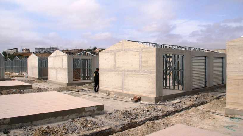 Módulos comerciales en construcción, mercado provisional en Manta. Manabí, Ecuador.