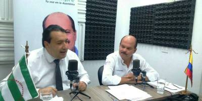 Ministro de Finanzas Fausto Herrera y el legislador Carlos Bergmann dialogan en programa radial "Contigo siempre". Manabí, Ecuador.