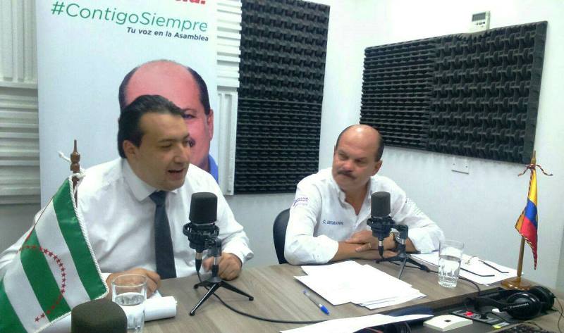 Ministro de Finanzas Fausto Herrera y el legislador Carlos Bergmann dialogan en programa radial "Contigo siempre". Manabí, Ecuador.