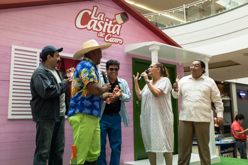 Elenco de la serie televisiva ecuatoriana "Mis Adorables Entenados". Guayaquil, Ecuador.