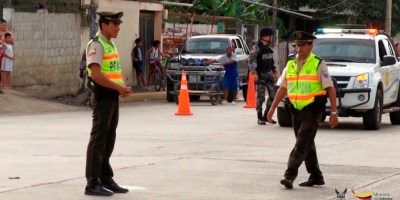 Patrulla policial de a pie. Manabí, Ecuador.