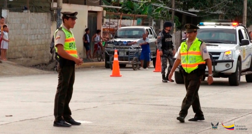 Patrulla policial de a pie. Manabí, Ecuador.