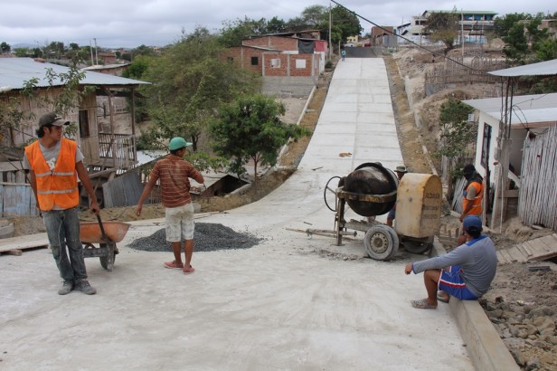Pavimentación con hormigón en una calle del Barrio Horacio Hidrovo de Manta. Manabí, Ecuador.