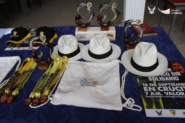 Premios para ganadores de triatlón solidario en Crucita, Portoviejo. Manabí, Ecuador.