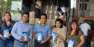 Alcalde de Manta recibe donación de leche en polvo para damnificados del terremoto. Manabí, Ecuador.