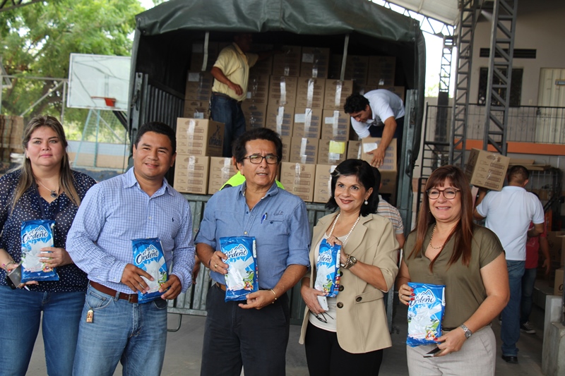 Alcalde de Manta recibe donación de leche en polvo para damnificados del terremoto. Manabí, Ecuador.