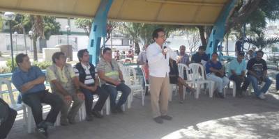 Alcalde de Manta responde inquietudes de damnificados del terremoto en Tarqui. Manabí, Ecuador.