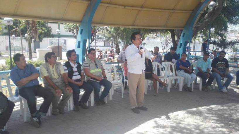 Alcalde de Manta responde inquietudes de damnificados del terremoto en Tarqui. Manabí, Ecuador.