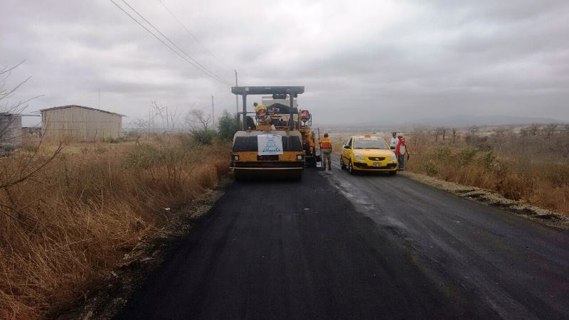 Asfaltado en la Vía Urbirríos - La Revancha, Manta. Manabí, Ecuador.