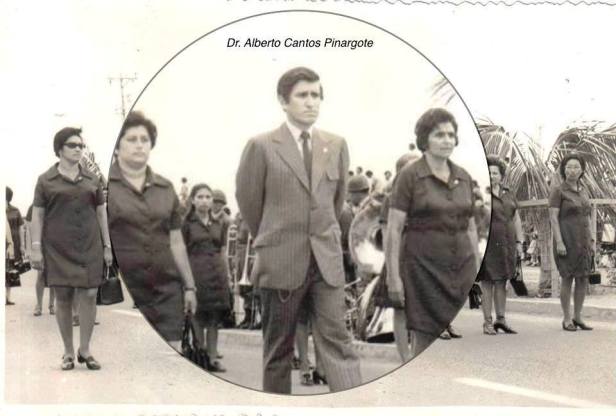 Alberto Cantos Pinargote participa como profesor del Colegio Manta en un desfile cívico de la ciudad de este nombre. Manabí, Ecuador.