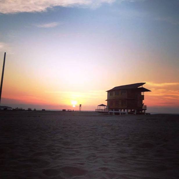 Atardecer crepuscular en Playa El Murciélago de Manta. Manabí, Ecuador.