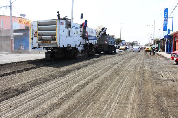 Avenida Interbarrial en reparación, Manta. Manabí, Ecuador.