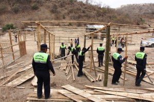 Casucha de una invasión de tierras, destruida por la Policía municipal de Manta. Manabí, Ecuador.
